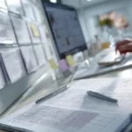 checklist installation IDEL avec démarches administratives organisées sur un bureau professionnel
